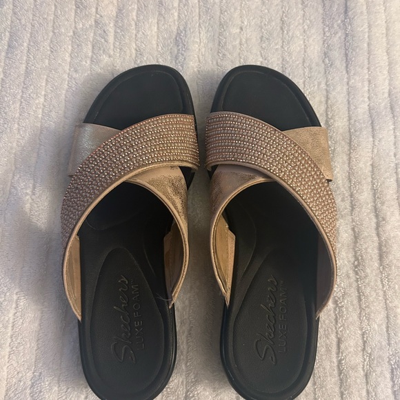 Sketchers women’s low wedge sparkly sandals in a rose tone, metallic colour - Picture 2 of 6